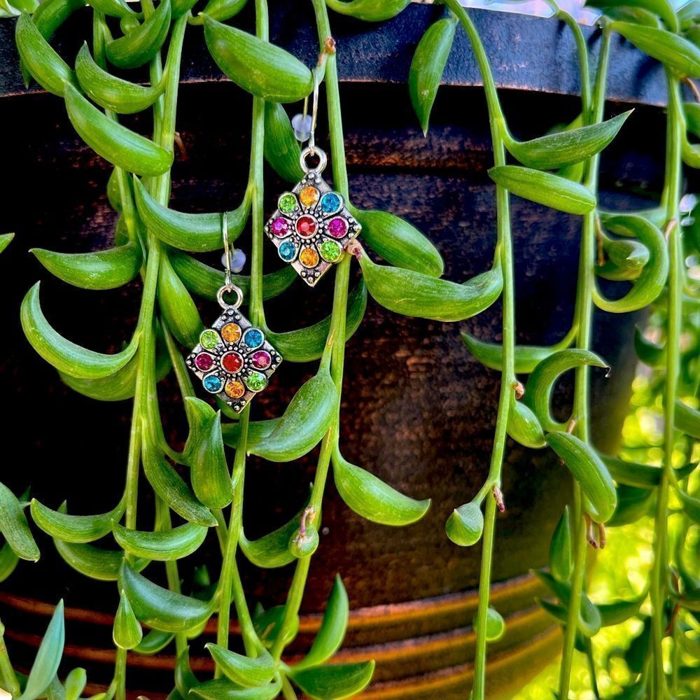 5/$25 DIAMOND SHAPED RHINESTONE EARRINGS - Picture 4 of 6